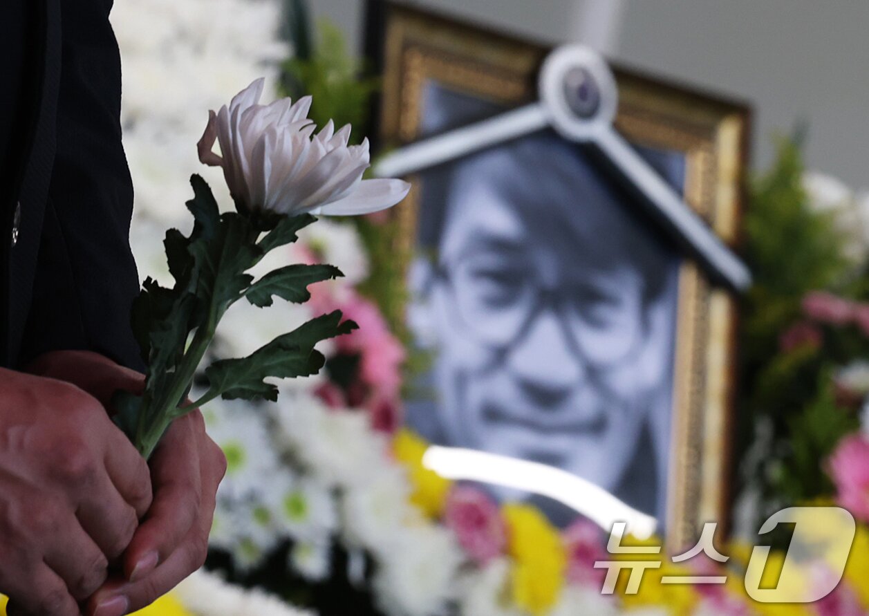 본문 이미지 - 6일 오후 서울 중구 서울영화센터에 마련된 '국민배우' 고 안성기 시민 추모공간을 찾은 시민들이 고인의 영정에 헌화하고 있다. 2026.1.6/뉴스1 ⓒ News1 오대일 기자