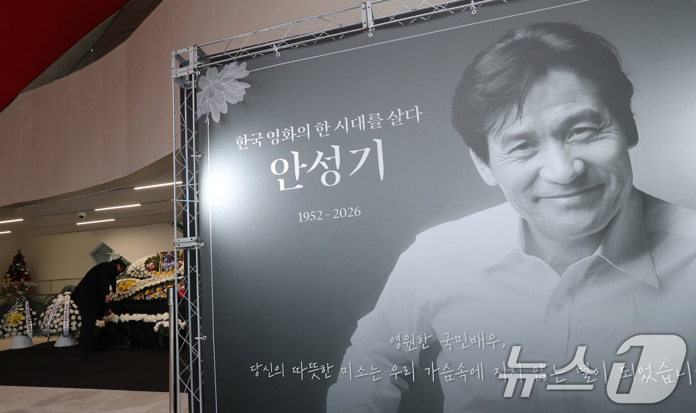 본문 이미지 - 6일 오후 서울 중구 서울영화센터에 마련된 '국민배우' 고 안성기 시민 추모공간을 찾은 시민들이 고인의 영정에 헌화하고 있다. 충무로 서울영화센터는 오는 8일 오후 6시까지 추모 공간을 운영한다. 2026.1.6/뉴스1 ⓒ News1 오대일 기자