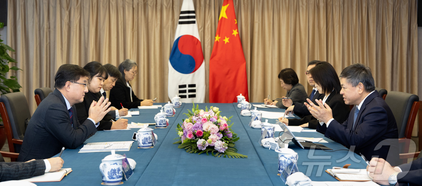 (서울=뉴스1) = 김성환 기후에너지환경부 장관이 6일 오전 중국 베이징 생태환경부 청사에서 열린 '제7차 한중 환경장관회의'에 참석해 황룬치우 생태환경부 장관의 발언을 듣고있다. …