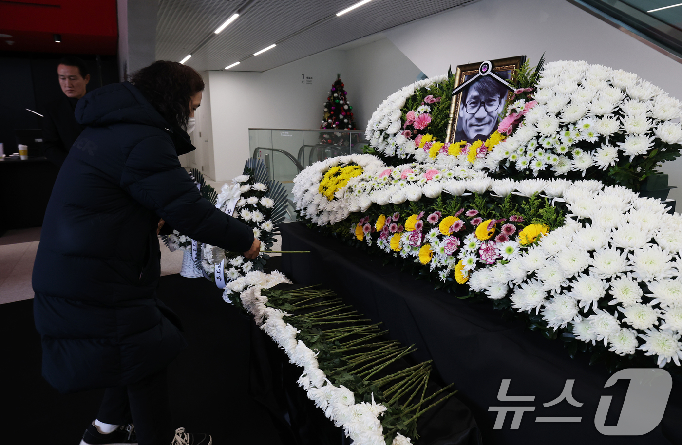 (서울=뉴스1) 오대일 기자 = 6일 오후 서울 중구 서울영화센터에 마련된 '국민배우' 고 안성기 시민 추모공간을 찾은 시민들이 고인의 영정에 헌화하고 있다. 충무로 서울영화센터는 …