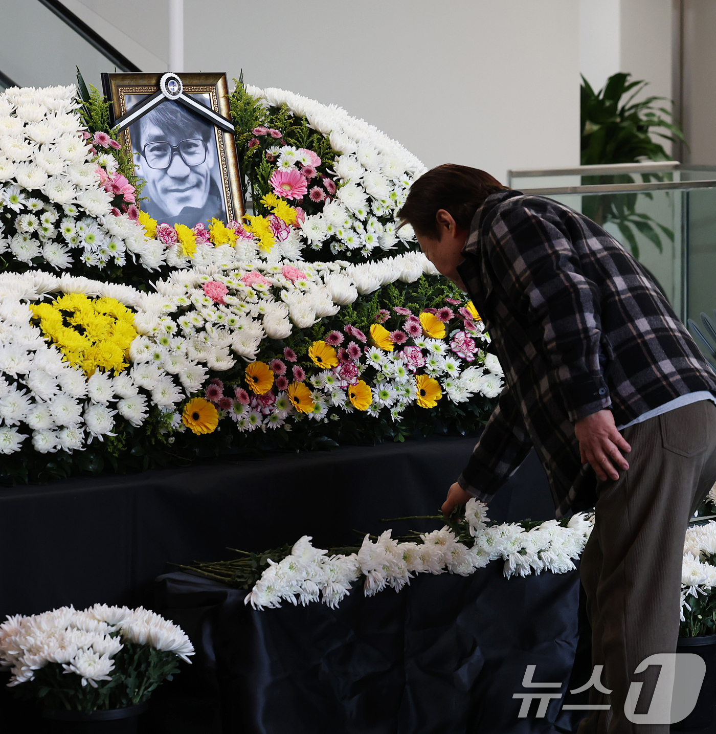 (서울=뉴스1) 오대일 기자 = 6일 오후 서울 중구 서울영화센터에 마련된 '국민배우' 고 안성기 시민 추모공간을 찾은 시민들이 고인의 영정에 헌화하고 있다. 충무로 서울영화센터는 …