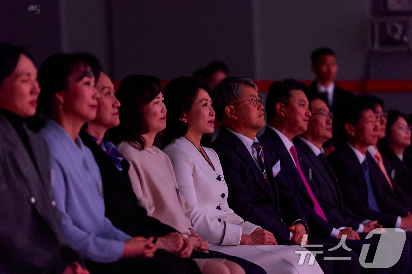 (베이징(중국)=뉴스1) 허경 기자 = 김혜경 여사가 6일 중국 베이징 한국국제학교를 찾아 태권도 시범단 시연을 관람하고 있다. (공동취재) 2026.1.6/뉴스1