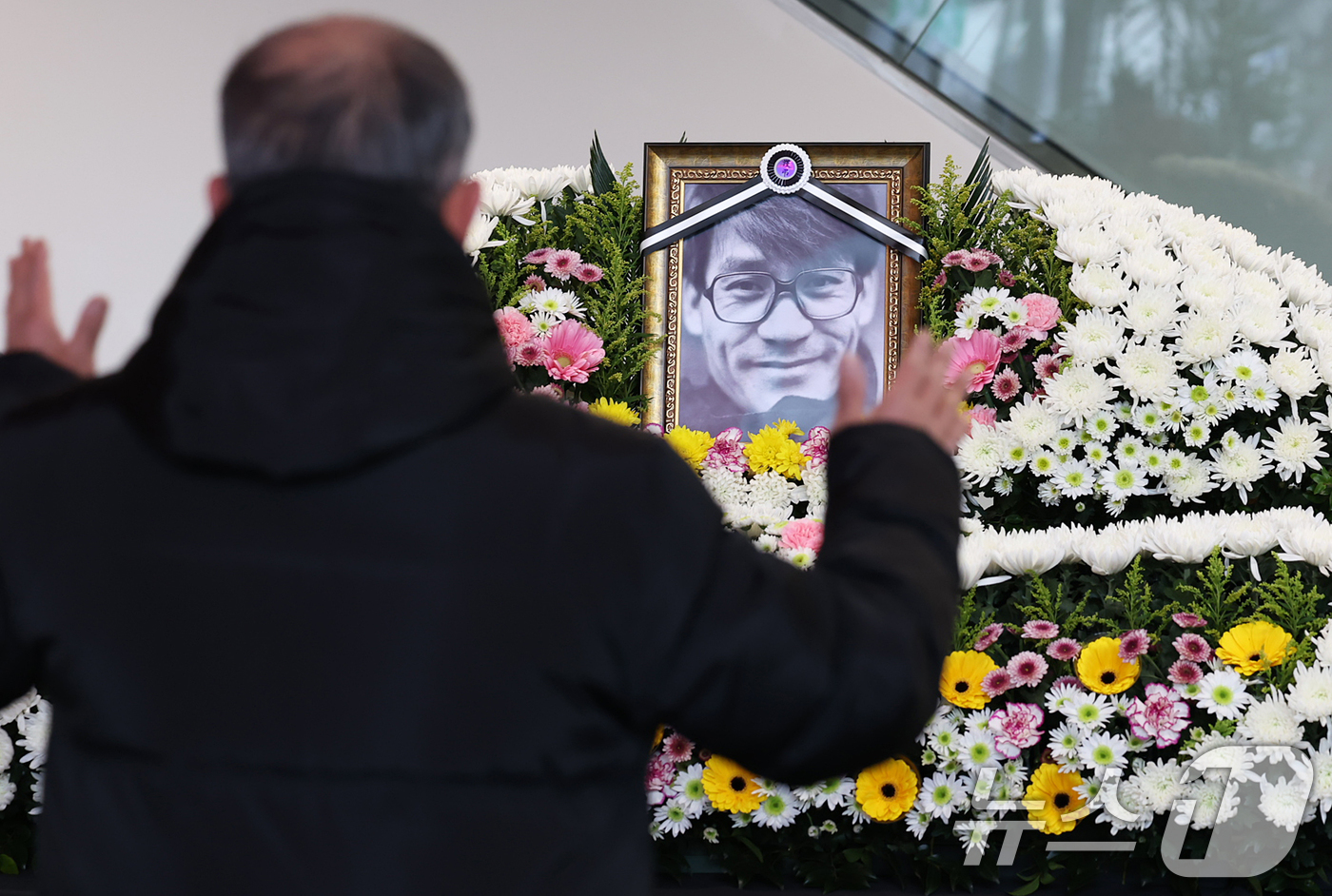 (서울=뉴스1) 오대일 기자 = 6일 오후 서울 중구 서울영화센터에 마련된 '국민배우' 고 안성기 시민 추모공간을 찾은 시민들이 고인을 추모하고 있다. 충무로 서울영화센터는 오는 …