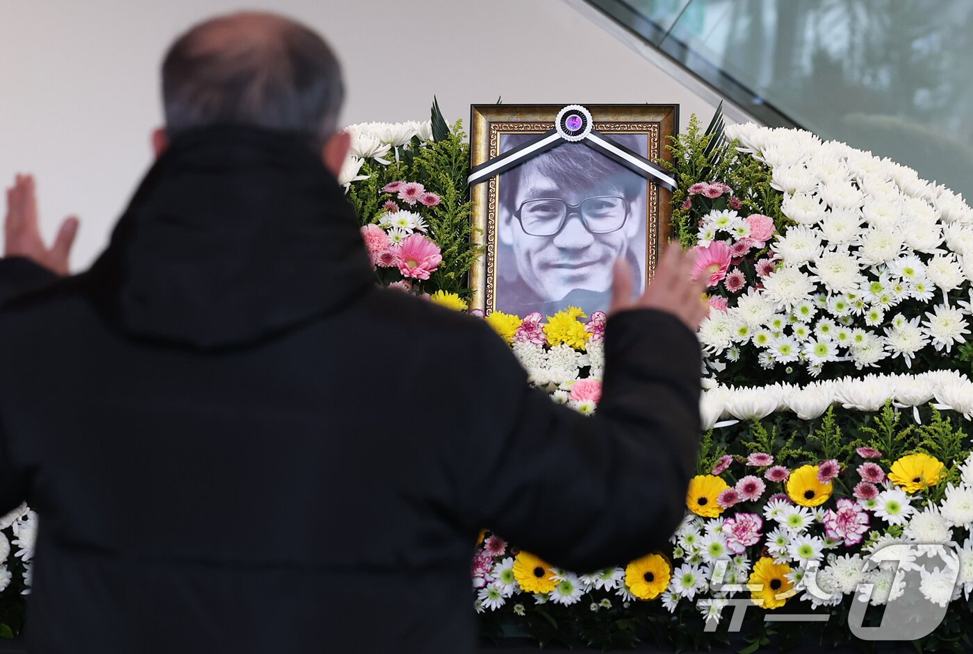 본문 이미지 - 6일 오후 서울 중구 서울영화센터에 마련된 '국민배우' 고 안성기 시민 추모공간을 찾은 시민들이 고인을 추모하고 있다. 2026.1.6/뉴스1 ⓒ News1 오대일 기자