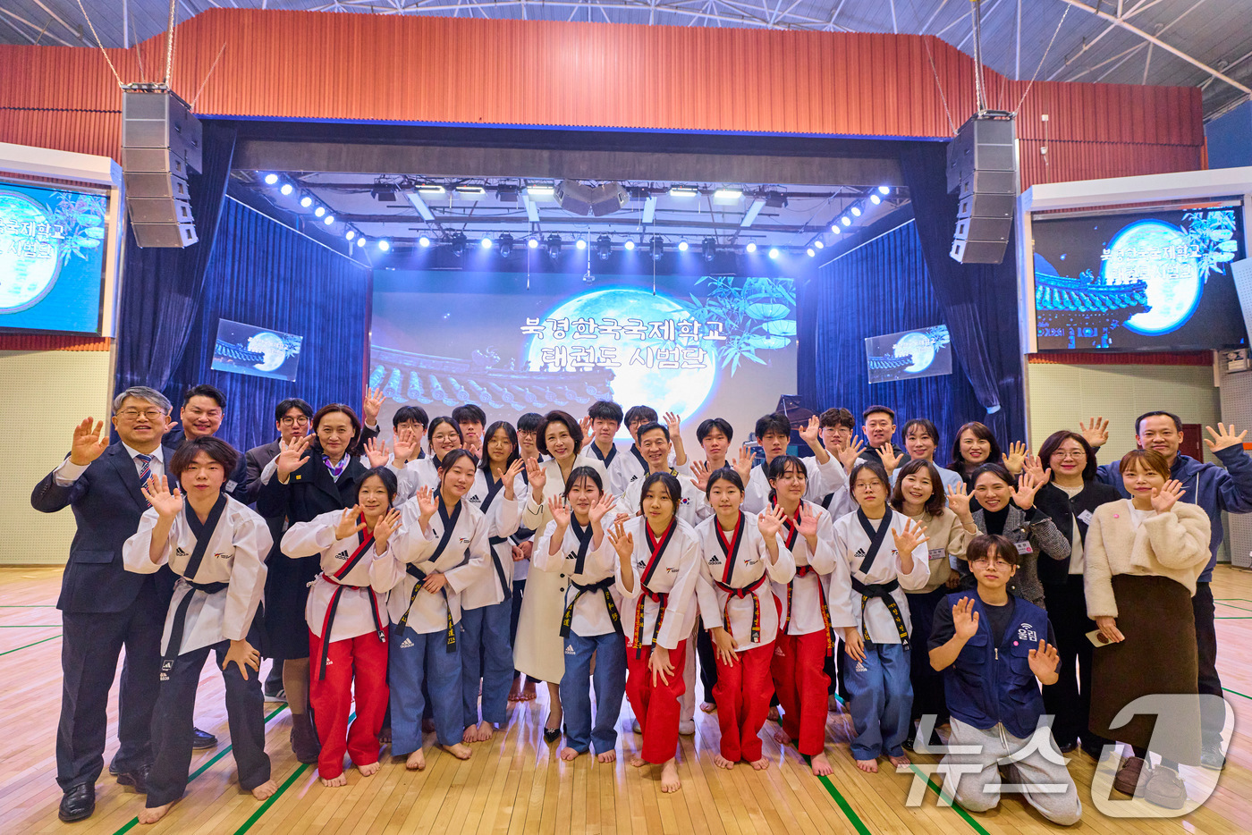 (베이징(중국)=뉴스1) 허경 기자 = 김혜경 여사가 6일 중국 베이징 한국국제학교를 찾아 학생들과 기념촬영을 하고 있다. (공동취재) 2026.1.6/뉴스1