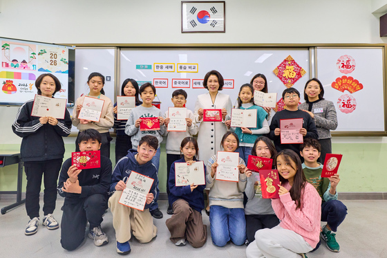 김혜경 여사 '중국 한국국제학교 학생들과 함께'