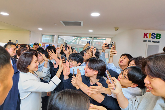 한국국제학교 학생들과 하이파이브 하는 김혜경 여사