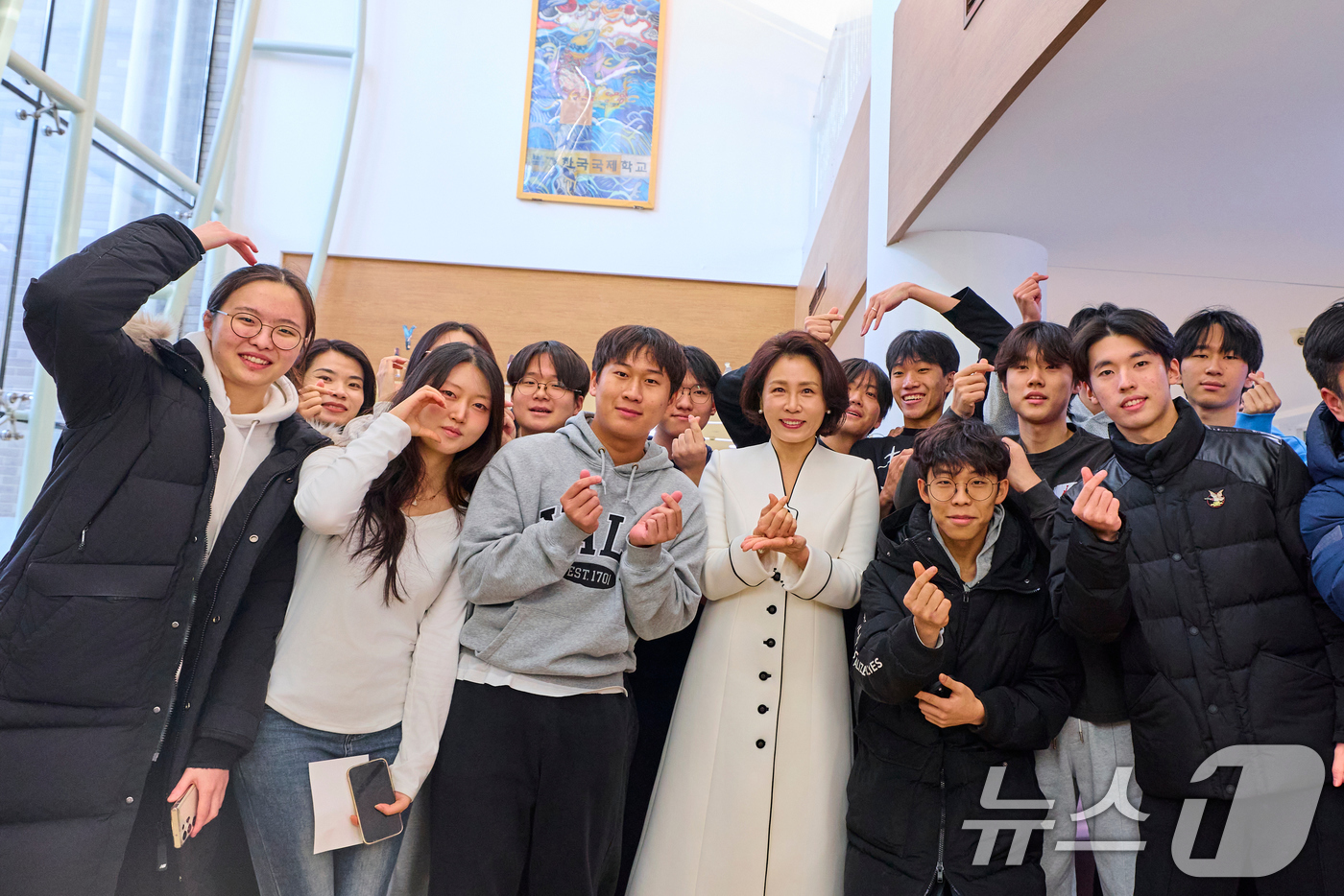 (베이징(중국)=뉴스1) 허경 기자 = 김혜경 여사가 6일 중국 베이징 한국국제학교를 찾아 학생들과 기념촬영을 하고 있다. (공동취재) 2026.1.6/뉴스1