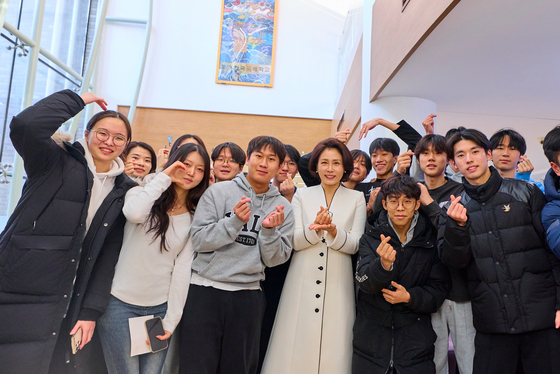 김혜경 여사, 한국국제학교 학생들과 기념촬영