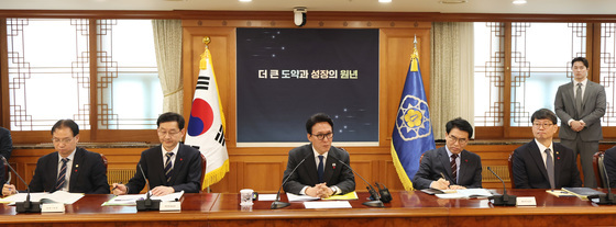 김 총리, 총리실 업무보고…"선제적인 문제 발견·해결법 고민해야"