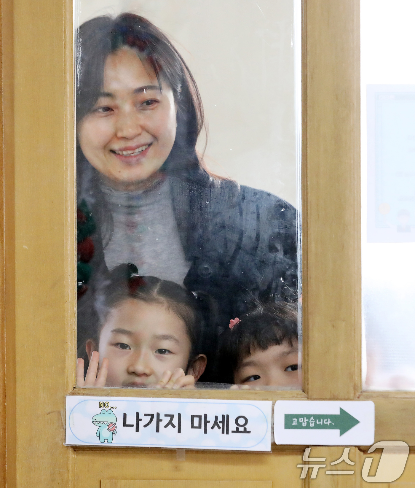 (부산=뉴스1) 윤일지 기자 = 2026학년도 부산지역 공립 초등학교 신입생 예비소집이 진행된 6일 오후 부산 연제구 창신초등학교에서 예비 초등학생과 학부모가 1학년 교실을 살펴보 …