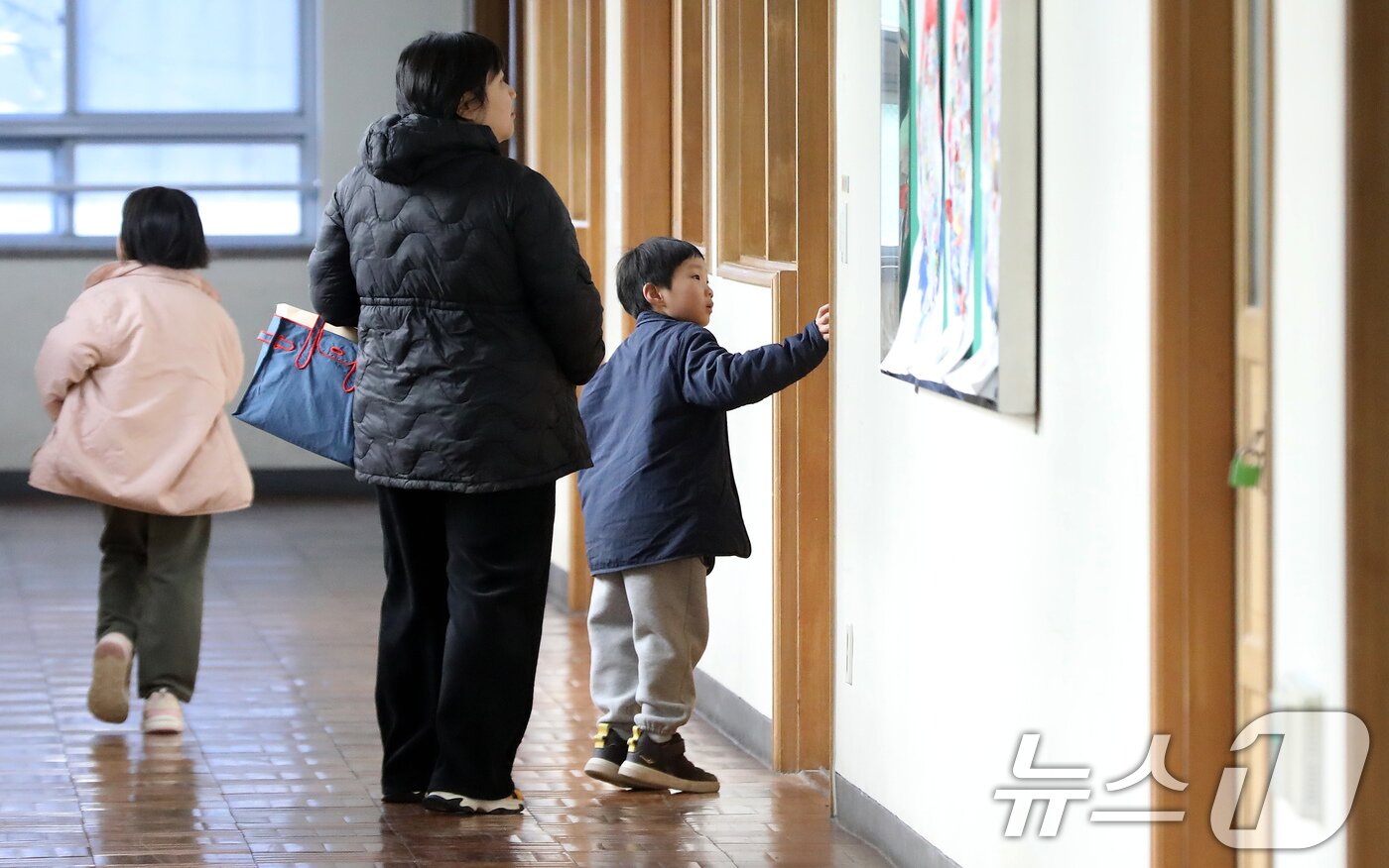 본문 이미지 - 2026학년도 부산지역 공립 초등학교 신입생 예비소집이 진행된 6일 오후 부산 연제구 창신초등학교에서 예비 초등학생들이 1학년 교실을 살펴보고 있다. 2026.1.6/뉴스1 ⓒ News1 윤일지 기자