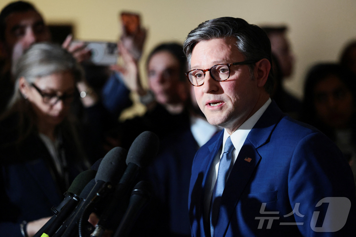 (워싱턴DC 로이터=뉴스1) 김지완 기자 = 5일(현지시간) 마이크 존슨 미국 하원의장이 워싱턴DC 국회의사당에서 니콜라스 마두로 베네수엘라 대통령 축출 작전에 대한 정부의 브리핑 …