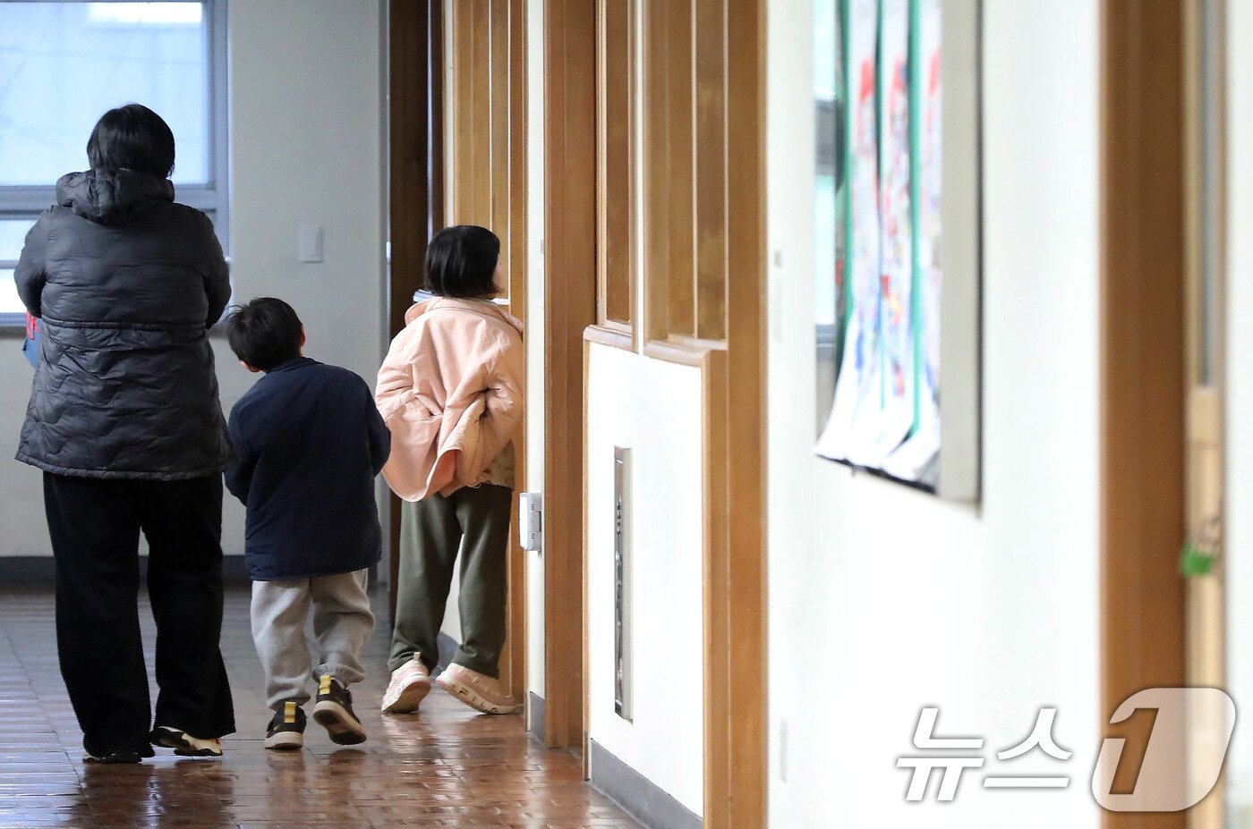 본문 이미지 - 2026학년도 부산지역 공립 초등학교 신입생 예비소집이 진행된 6일 오후 부산 연제구 창신초등학교에서 예비 초등학생들이 1학년 교실을 살펴보고 있다. 2026.1.6/뉴스1 ⓒ News1 윤일지 기자