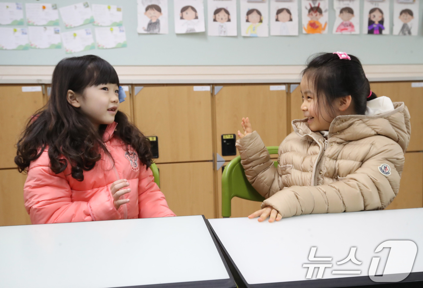 (부산=뉴스1) 윤일지 기자 = 2026학년도 부산지역 공립 초등학교 신입생 예비소집이 진행된 6일 오후 부산 연제구 창신초등학교에서 예비 초등학생들이 1학년 교실을 살펴보며 인사 …