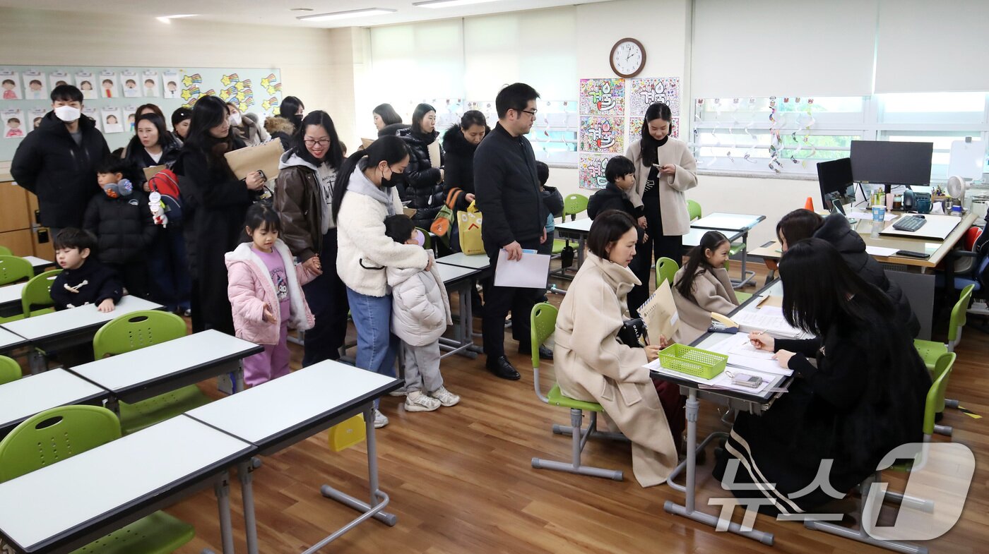 본문 이미지 - 2026학년도 부산지역 공립 초등학교 신입생 예비소집이 진행된 6일 오후 부산 연제구 창신초등학교에서 예비 초등학생들이 입학 상담을 기다리고 있다. 2026.1.6/뉴스1 ⓒ News1 윤일지 기자