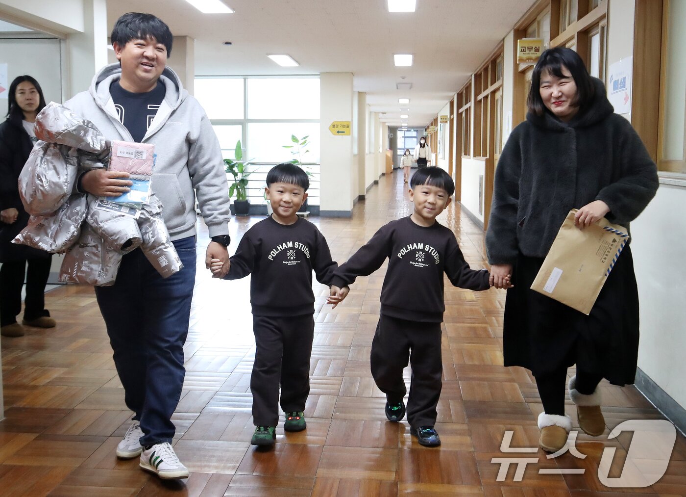 본문 이미지 - 2026학년도 부산지역 공립 초등학교 신입생 예비소집이 진행된 6일 오후 부산 연제구 창신초등학교에서 쌍둥이 예비 초등학생과 학부모가 1학년 교실을 살펴보고 있다. 2026.1.6/뉴스1 ⓒ News1 윤일지 기자