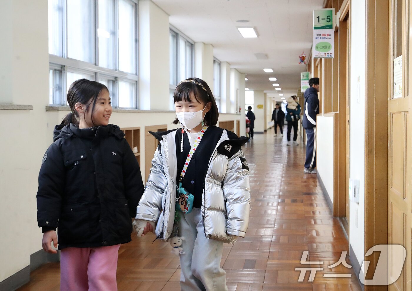 본문 이미지 - 2026학년도 부산지역 공립 초등학교 신입생 예비소집이 진행된 6일 오후 부산 연제구 창신초등학교에서 예비 초등학생들이 1학년 교실 등을 살펴보고 있다. 2026.1.6/뉴스1 ⓒ News1 윤일지 기자
