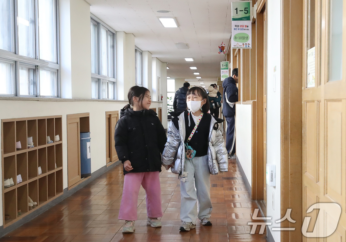 (부산=뉴스1) 윤일지 기자 = 2026학년도 부산지역 공립 초등학교 신입생 예비소집이 진행된 6일 오후 부산 연제구 창신초등학교에서 예비 초등학생들이 1학년 교실 등을 살펴보고 …