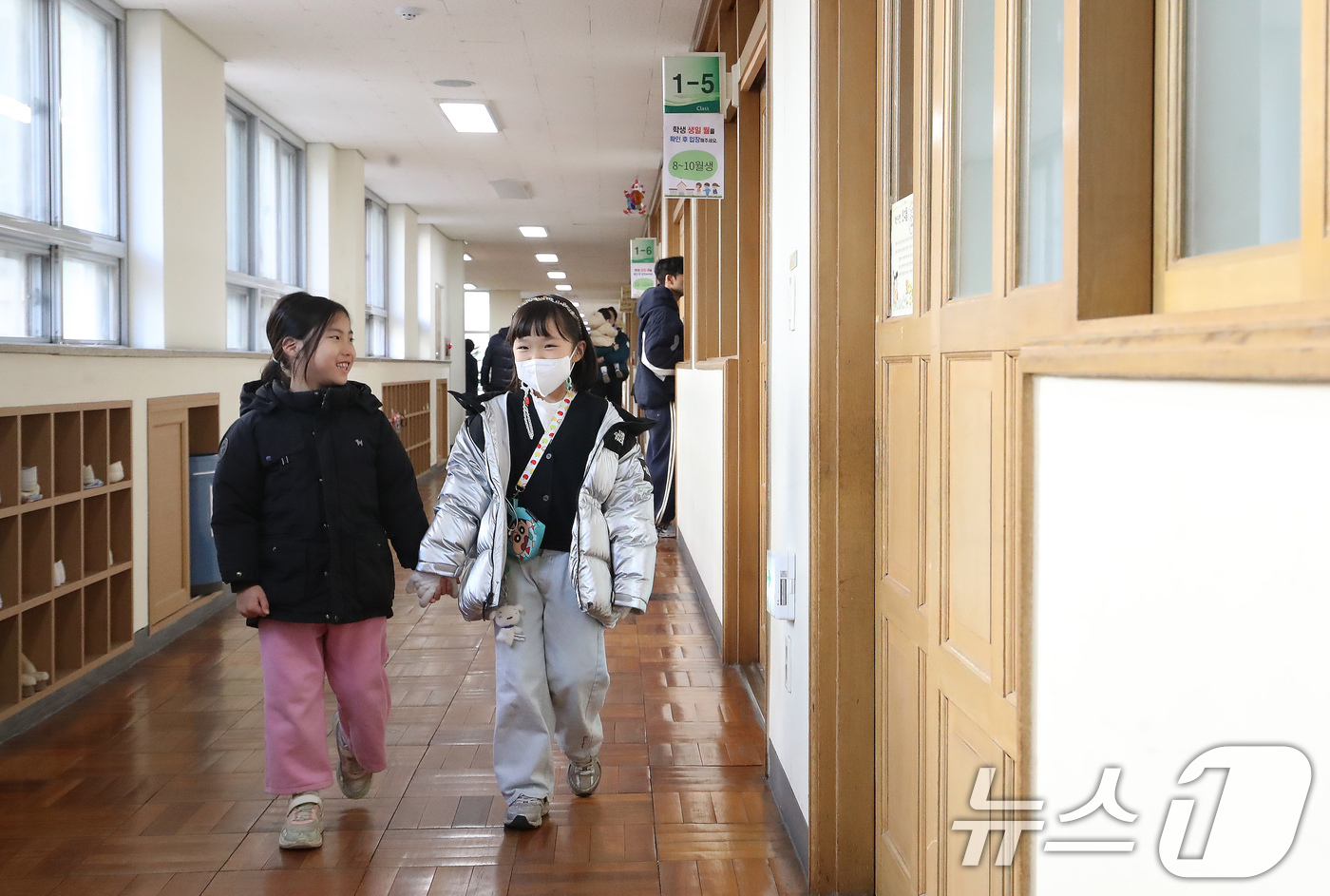 (부산=뉴스1) 윤일지 기자 = 2026학년도 부산지역 공립 초등학교 신입생 예비소집이 진행된 6일 오후 부산 연제구 창신초등학교에서 예비 초등학생들이 1학년 교실 등을 살펴보고 …