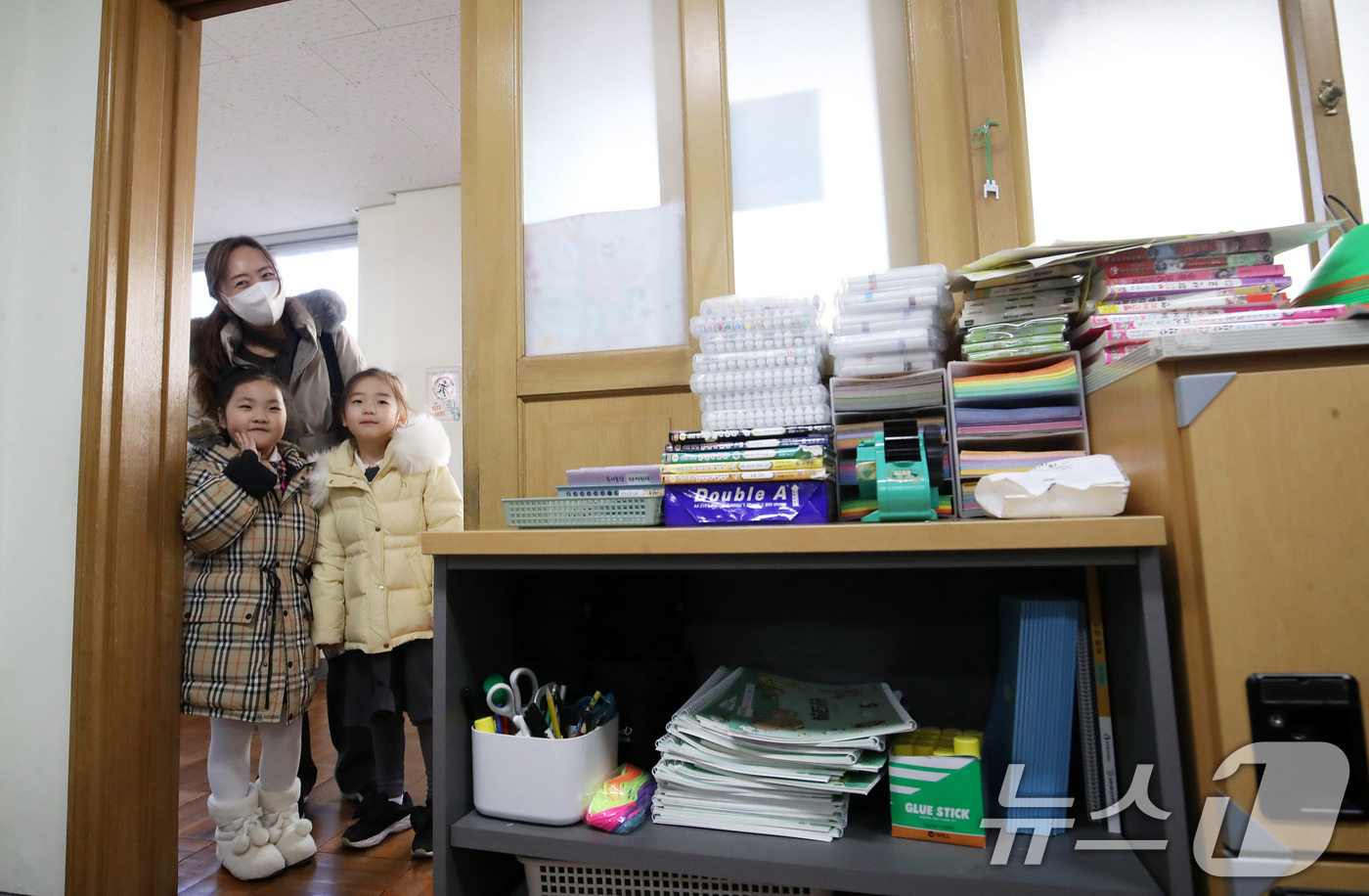 (부산=뉴스1) 윤일지 기자 = 2026학년도 부산지역 공립 초등학교 신입생 예비소집이 진행된 6일 오후 부산 연제구 창신초등학교에서 예비 초등학생과 학부모가 1학년 교실을 살펴보 …