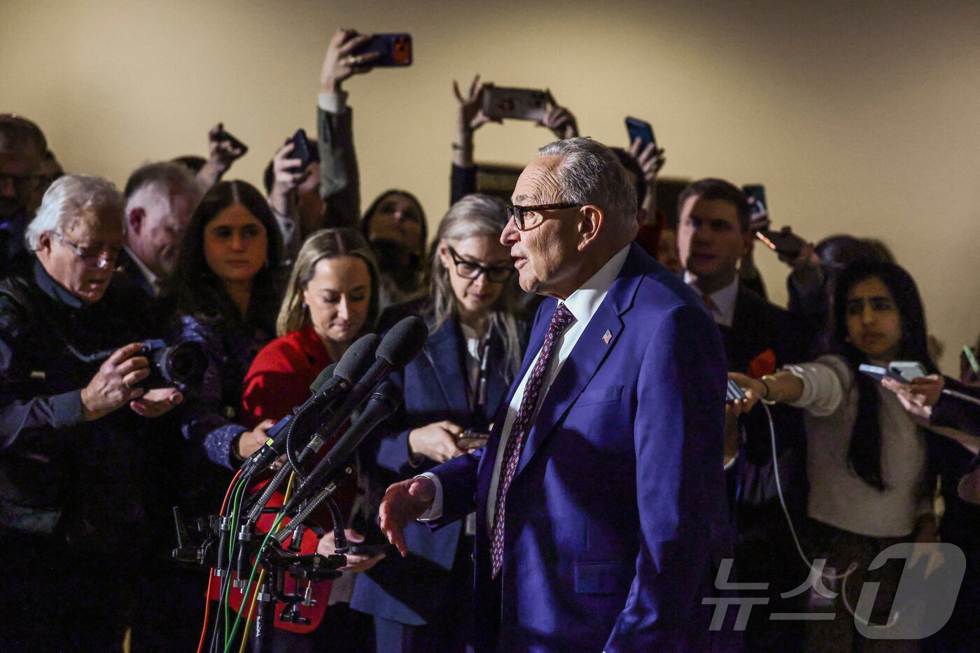 본문 이미지 - 5일(현지시간) 미국 민주당의 척 슈머 상원 원내대표가 워싱턴DC 국회의사당에서 니콜라스 마두로 베네수엘라 대통령 축출 작전에 대한 정부의 브리핑을 받은 뒤 취재진 질문에 답하고 있다. 2026.01.05 ⓒ 로이터=뉴스1 ⓒ News1 김지완 기자