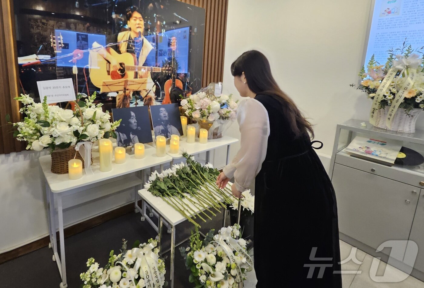 본문 이미지 - '영원한 가객' 고(故) 김광석(1964∼1996) 30주기인 6일 오후 대구 중구 대봉동 김광석스토리하우스에서 후배 뮤지션 채송아 씨가 고인을 추모하고 있다. ⓒ News1 남승렬 기자