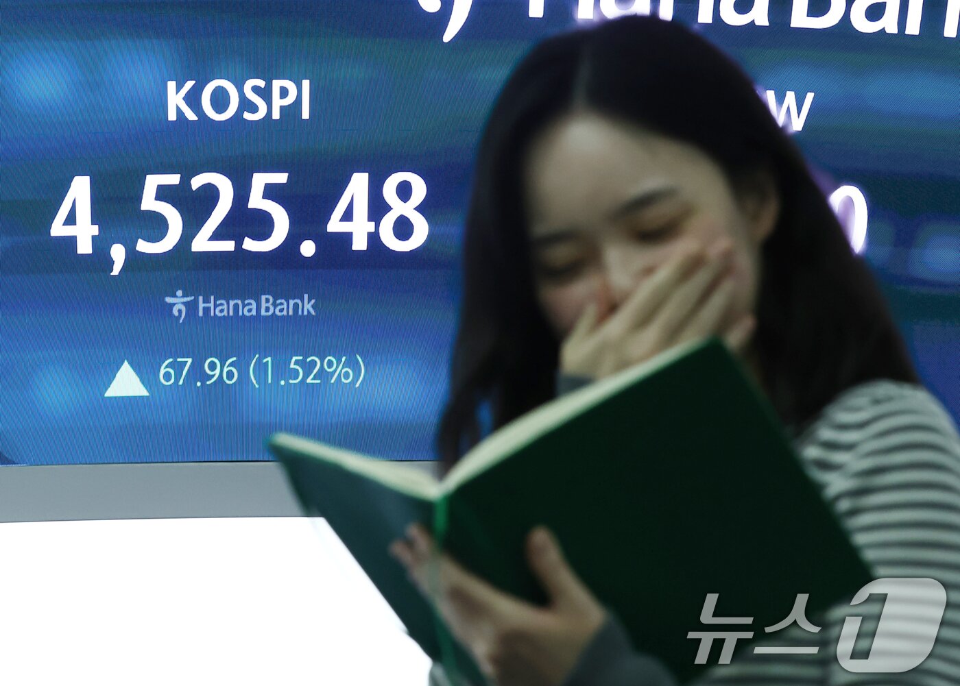 본문 이미지 - 코스피가 전일 대비 67.96포인트(1.52%) 오른 4525.48에 장을 마감한 6일 오후 서울 중구 하나은행 딜링룸 전광판에 종가가 나오고 있다. 2026.1.6/뉴스1 ⓒ News1 김민지 기자