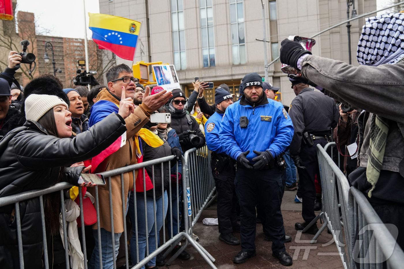(뉴욕 AFP=뉴스1) 양은하 기자 = 5일(현지시간) 니콜라스 마두로 전 베네수엘라 대통령이 뉴욕 남부연방법원에서 열린 기소인부절차에 출석한 뒤 건물 밖에서 경찰이 그의 지지자들 …