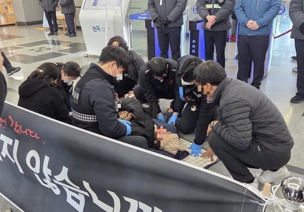 "해결될 때까지 못 일어나"…도청 바닥 누워 시위하던 유족, 병원 이송