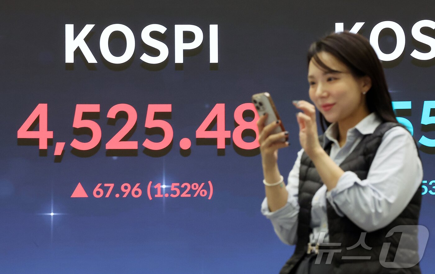 본문 이미지 - 코스피가 전일 대비 67.96포인트(1.52%) 오르며 4525.48에 장을 마감한 6일 오후 서울 영등포구 여의도 한국거래소 현황판에 종가가 나오고 있다. 2026.1.6/뉴스1 ⓒ News1 김진환 기자