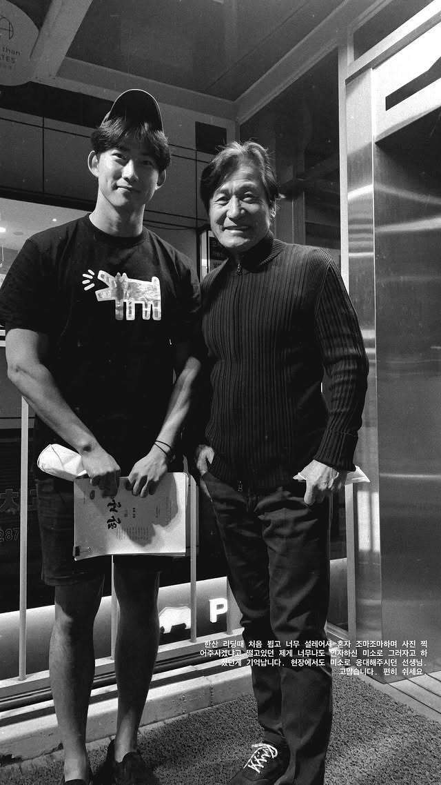 본문 이미지 - 고 안성기와 배우 옥택연/ 옥택연 인스타그램 캡처 