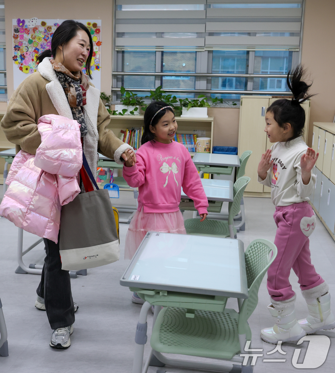 (서울=뉴스1) 안은나 기자 = 2026학년도 초등학교 신입생 예비소집일인 6일 오후 서울 강동구 위례초등학교를 찾은 예비 초등학교 1학년생들이 교실을 둘러보고 있다. 2026.1 …