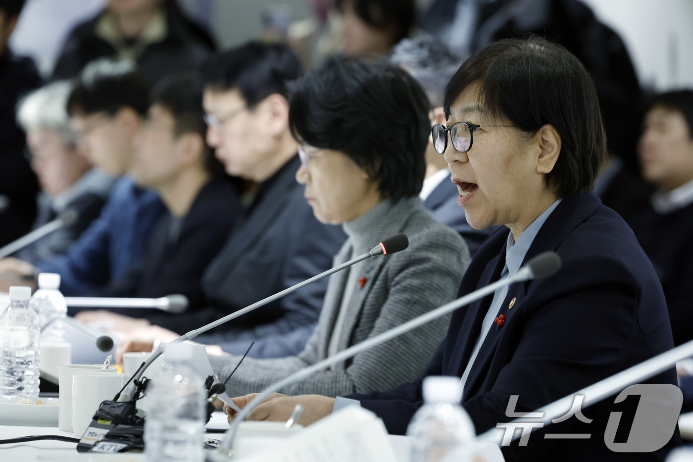 (서울=뉴스1) 박정호 기자 = 정은경 보건복지부 장관이 6일 오후 서울시 중구 세종대로 컨퍼런스하우스 달개비에서 열린 제2차 보건의료정책심의위원회 회의에서 모두 발언을 하고 있다 …