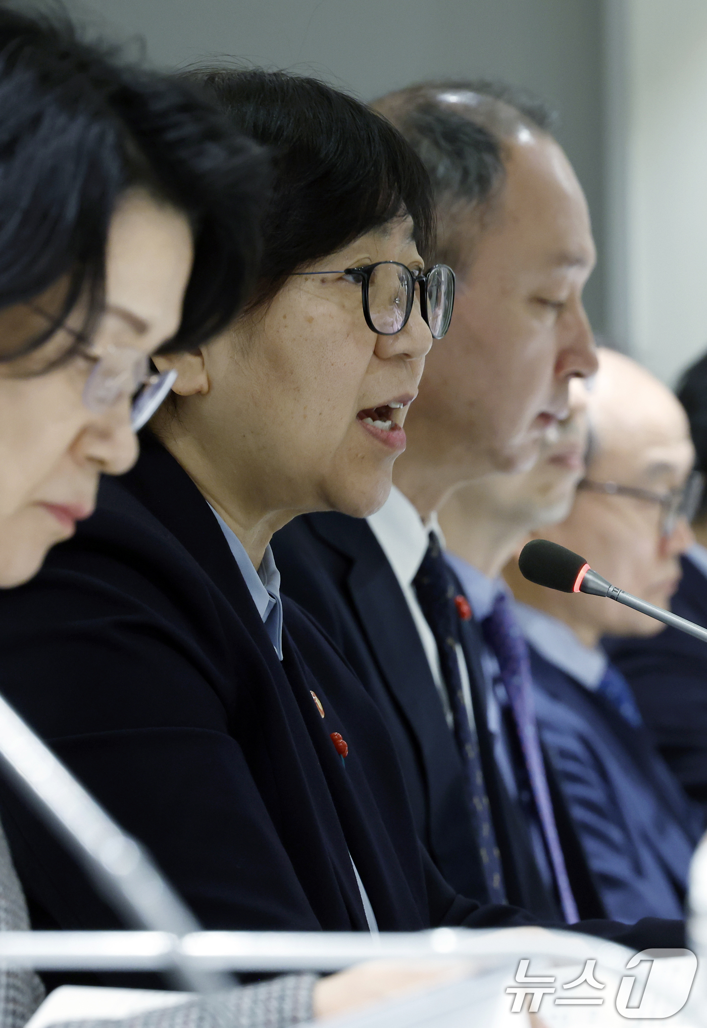 (서울=뉴스1) 박정호 기자 = 정은경 보건복지부 장관이 6일 오후 서울시 중구 세종대로 컨퍼런스하우스 달개비에서 열린 제2차 보건의료정책심의위원회 회의에서 모두 발언을 하고 있다 …