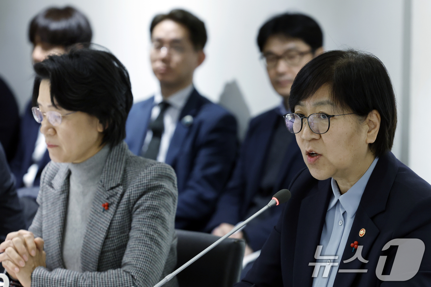 (서울=뉴스1) 박정호 기자 = 정은경 보건복지부 장관이 6일 오후 서울시 중구 세종대로 컨퍼런스하우스 달개비에서 열린 제2차 보건의료정책심의위원회 회의에서 모두 발언을 하고 있다 …