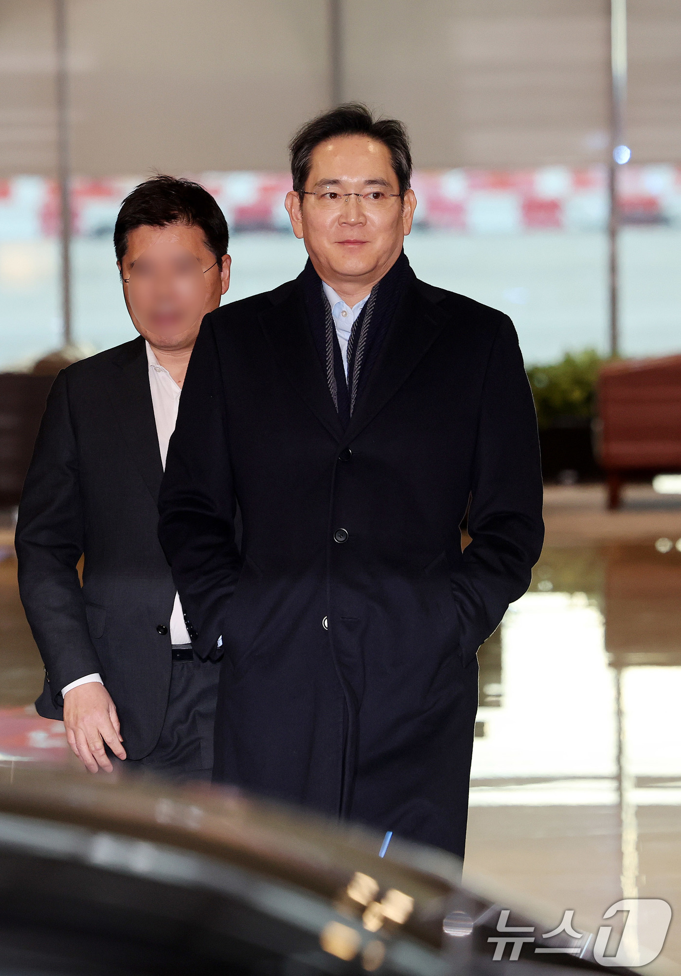 (서울=뉴스1) 박지혜 기자 = 방중 경제사절단 일정을 마친 이재용 삼성전자 회장이 6일 오후 서울 강서구 김포 비즈니스 항공센터(SGBAC)를 통해 귀국하고 있다. 2026.1. …