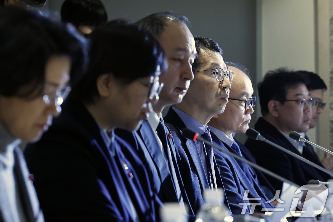 (서울=뉴스1) 박정호 기자 = 김태현 의사인력수급추계위원회 위원장(왼쪽 네 번째)이 6일 오후 서울시 중구 세종대로 컨퍼런스하우스 달개비에서 열린 제2차 보건의료정책심의위원회 회 …