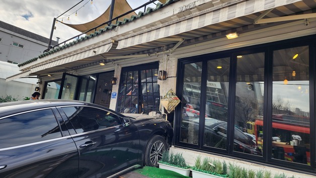 60대 여성 몰던 승용차, 카페 돌진…"주차 중 가속페달 밟았다"