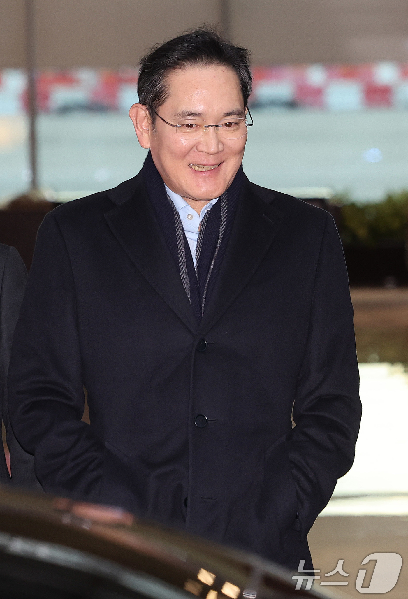 (서울=뉴스1) 박지혜 기자 = 방중 경제사절단 일정을 마친 이재용 삼성전자 회장이 6일 오후 서울 강서구 김포 비즈니스 항공센터(SGBAC)를 통해 귀국하고 있다. 2026.1. …