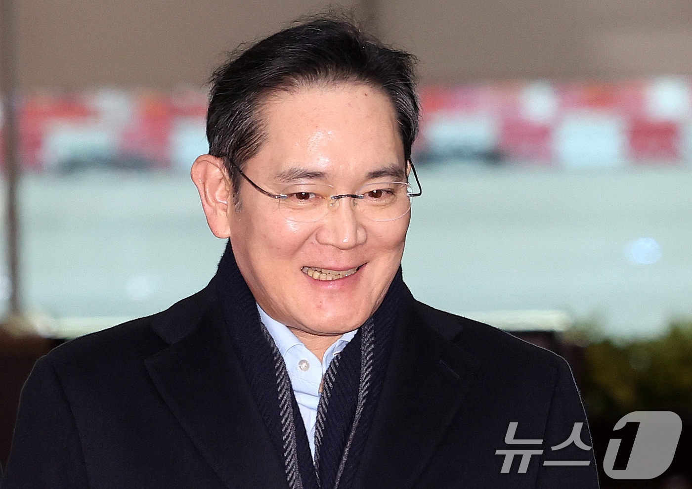 (서울=뉴스1) 박지혜 기자 = 방중 경제사절단 일정을 마친 이재용 삼성전자 회장이 6일 오후 서울 강서구 김포 비즈니스 항공센터(SGBAC)를 통해 귀국하고 있다. 2026.1. …