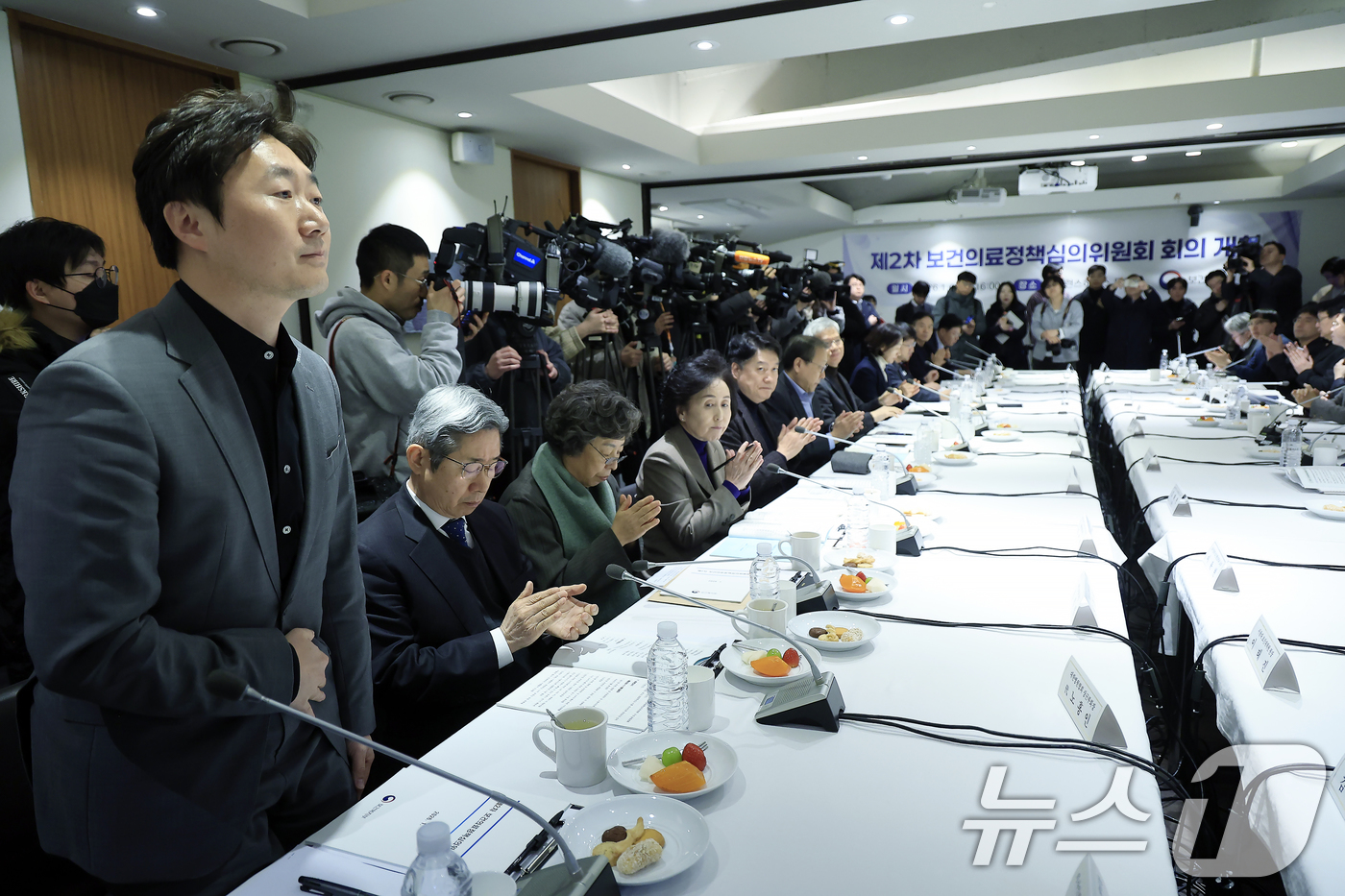 (서울=뉴스1) 박정호 기자 = 신정우 의사인력수급추계위원회 센터장이 6일 오후 서울시 중구 세종대로 컨퍼런스하우스 달개비에서 열린 제2차 보건의료정책심의위원회 회의에서 인사를 하 …