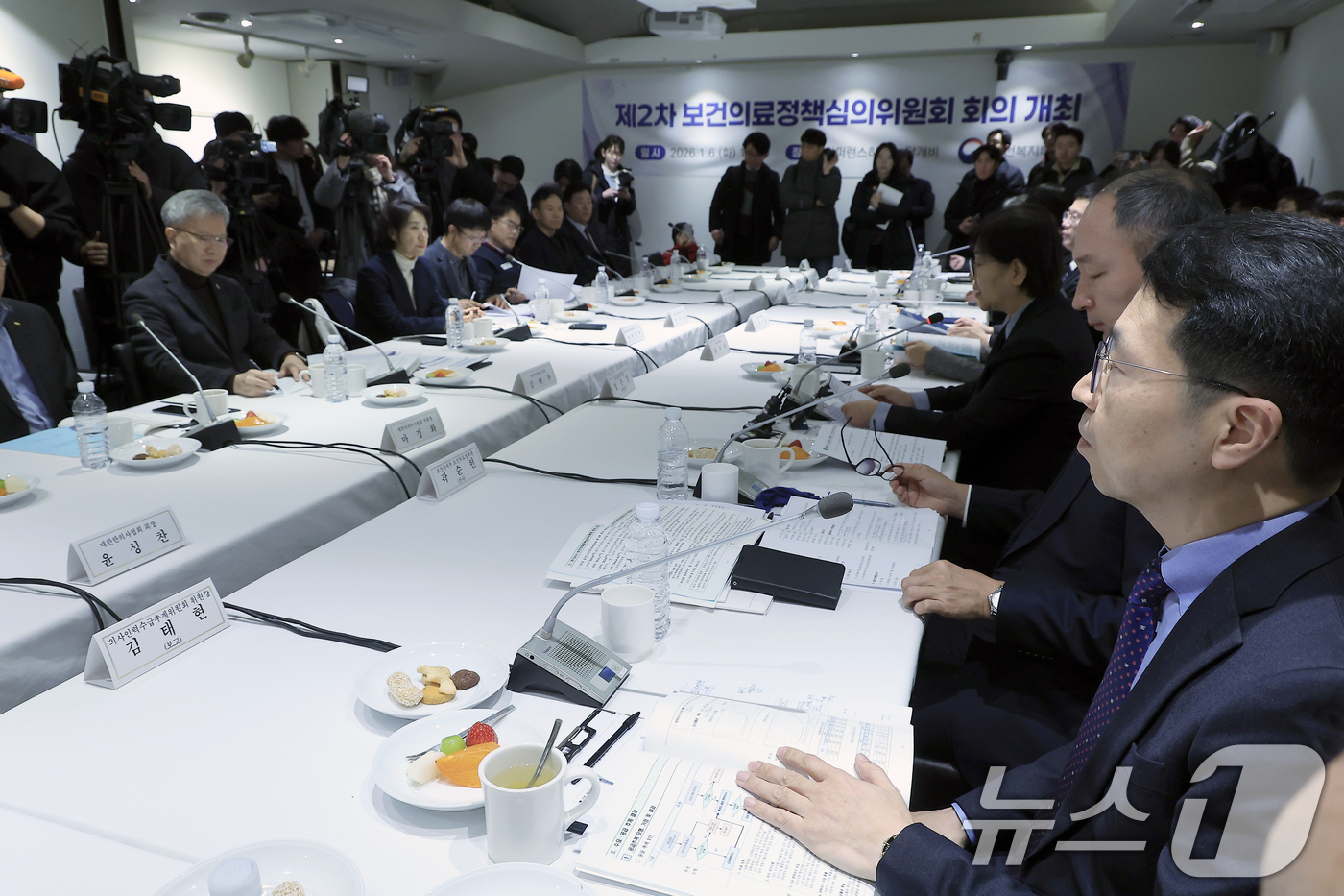 (서울=뉴스1) 박정호 기자 = 김태현 의사인력수급추계위원회 위원장(오른쪽)이 6일 오후 서울시 중구 세종대로 컨퍼런스하우스 달개비에서 열린 제2차 보건의료정책심의위원회 회의에 참 …