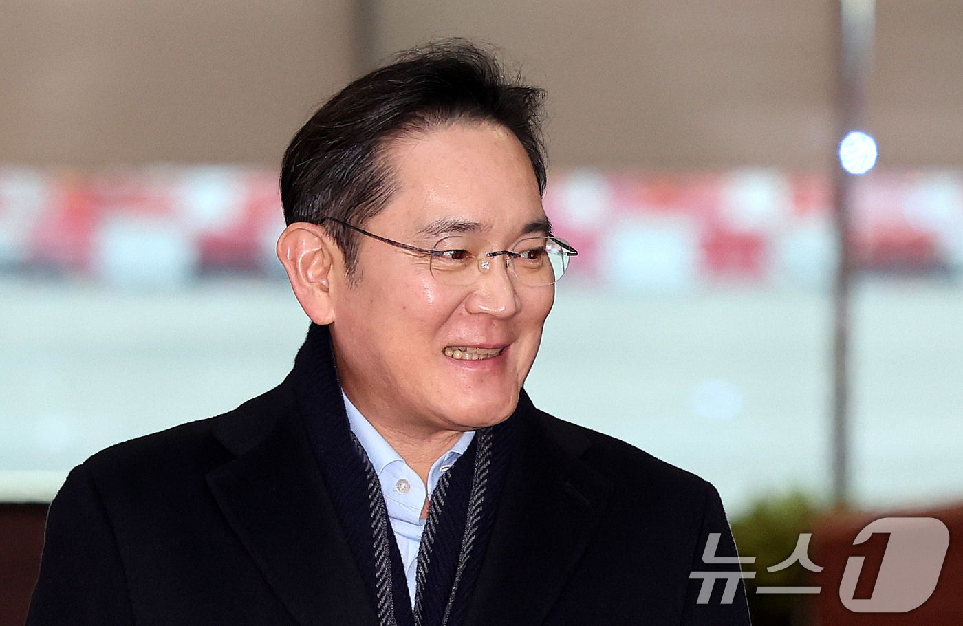 (서울=뉴스1) 박지혜 기자 = 방중 경제사절단 일정을 마친 이재용 삼성전자 회장이 6일 오후 서울 강서구 김포 비즈니스 항공센터(SGBAC)를 통해 귀국하고 있다. 2026.1. …