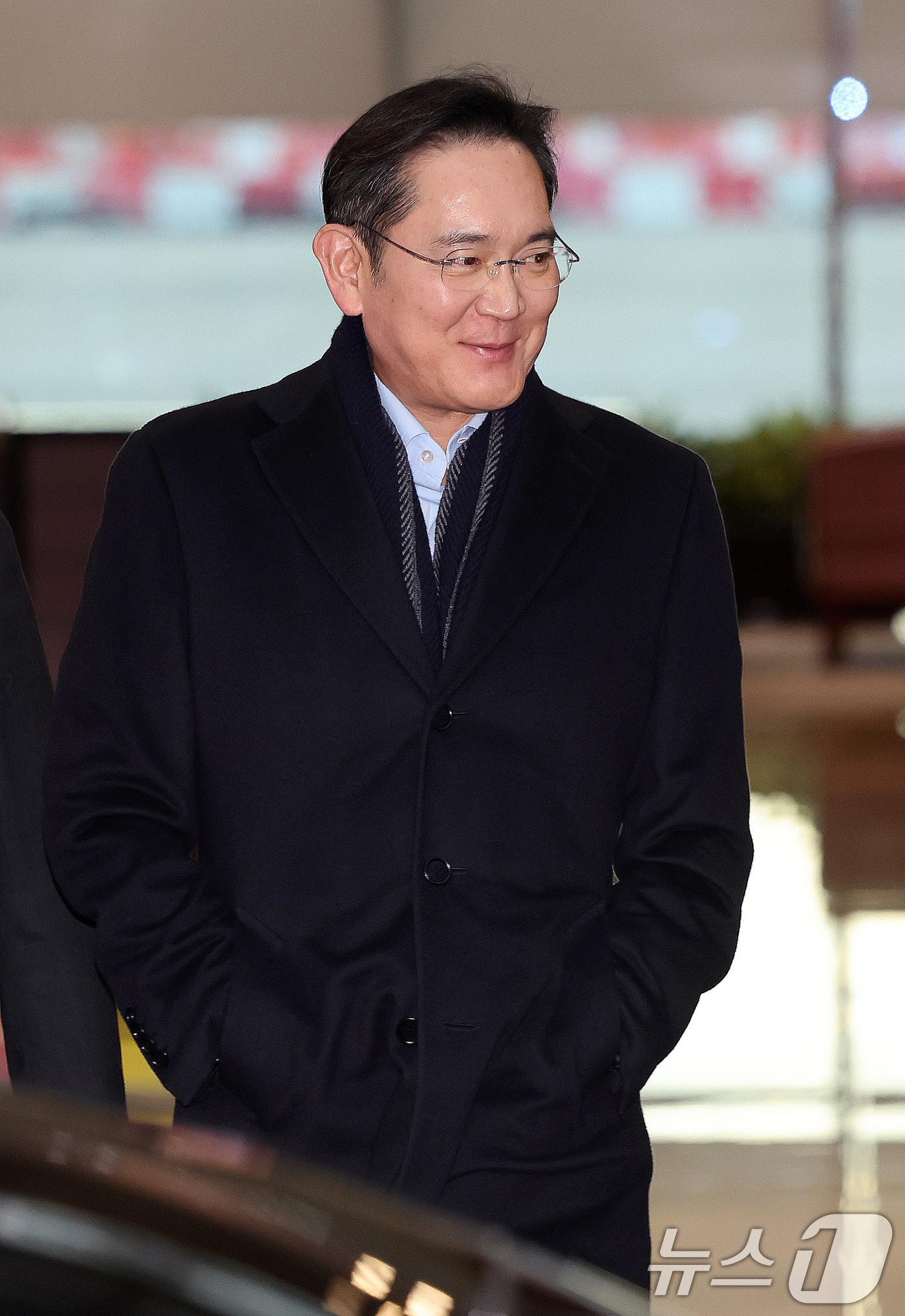 (서울=뉴스1) 박지혜 기자 = 방중 경제사절단 일정을 마친 이재용 삼성전자 회장이 6일 오후 서울 강서구 김포 비즈니스 항공센터(SGBAC)를 통해 귀국하고 있다. 2026.1. …