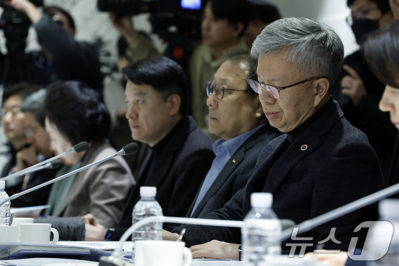 (서울=뉴스1) 박정호 기자 = 김택우 대한의사협회장이 6일 오후 서울시 중구 세종대로 컨퍼런스하우스 달개비에서 열린 제2차 보건의료정책심의위원회 회의에서 정은경 보건복지부 장관의 …