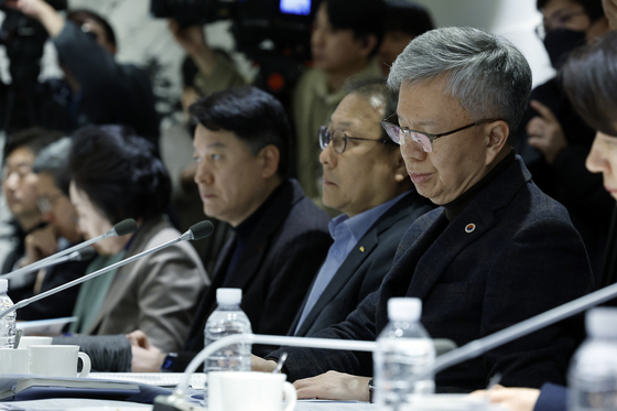 '장관 모두 발언 경청하는 의사협회장'