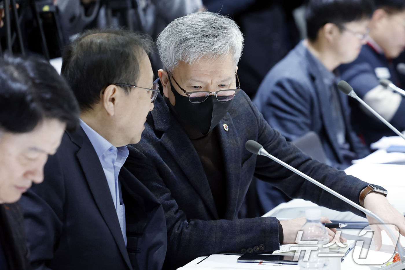 (서울=뉴스1) 박정호 기자 = 김택우 대한의사협회장이 6일 오후 서울시 중구 세종대로 컨퍼런스하우스 달개비에서 열린 제2차 보건의료정책심의위원회 회의에서 마경화 대한치과의사협회 …