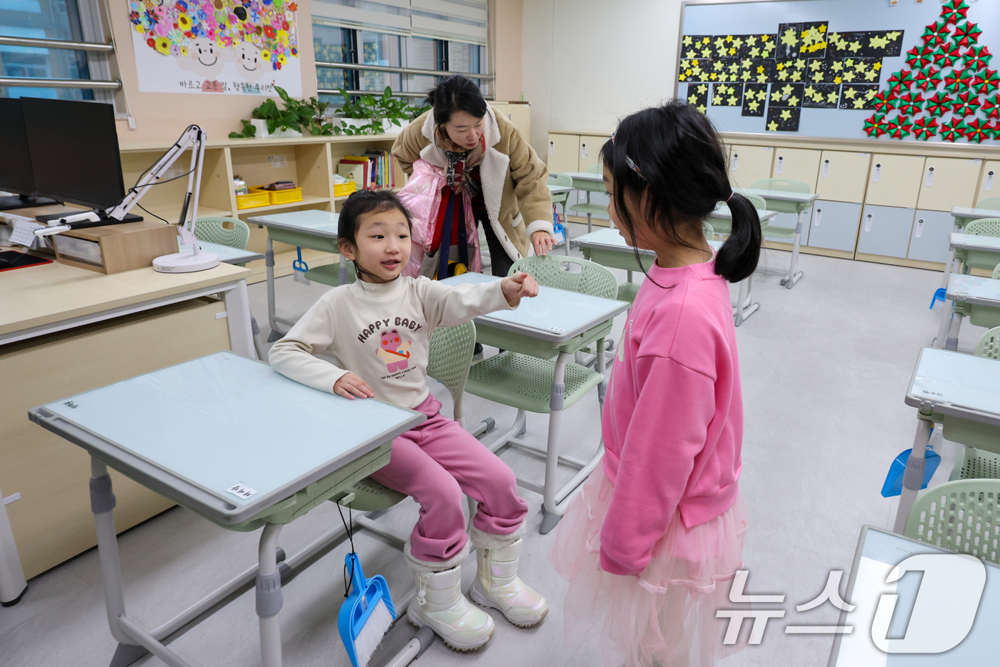 (서울=뉴스1) 안은나 기자 = 2026학년도 초등학교 신입생 예비소집일인 6일 오후 서울 강동구 위례초등학교를 찾은 예비 초등학교 1학년생들이 교실을 둘러보고 있다. 2026.1 …
