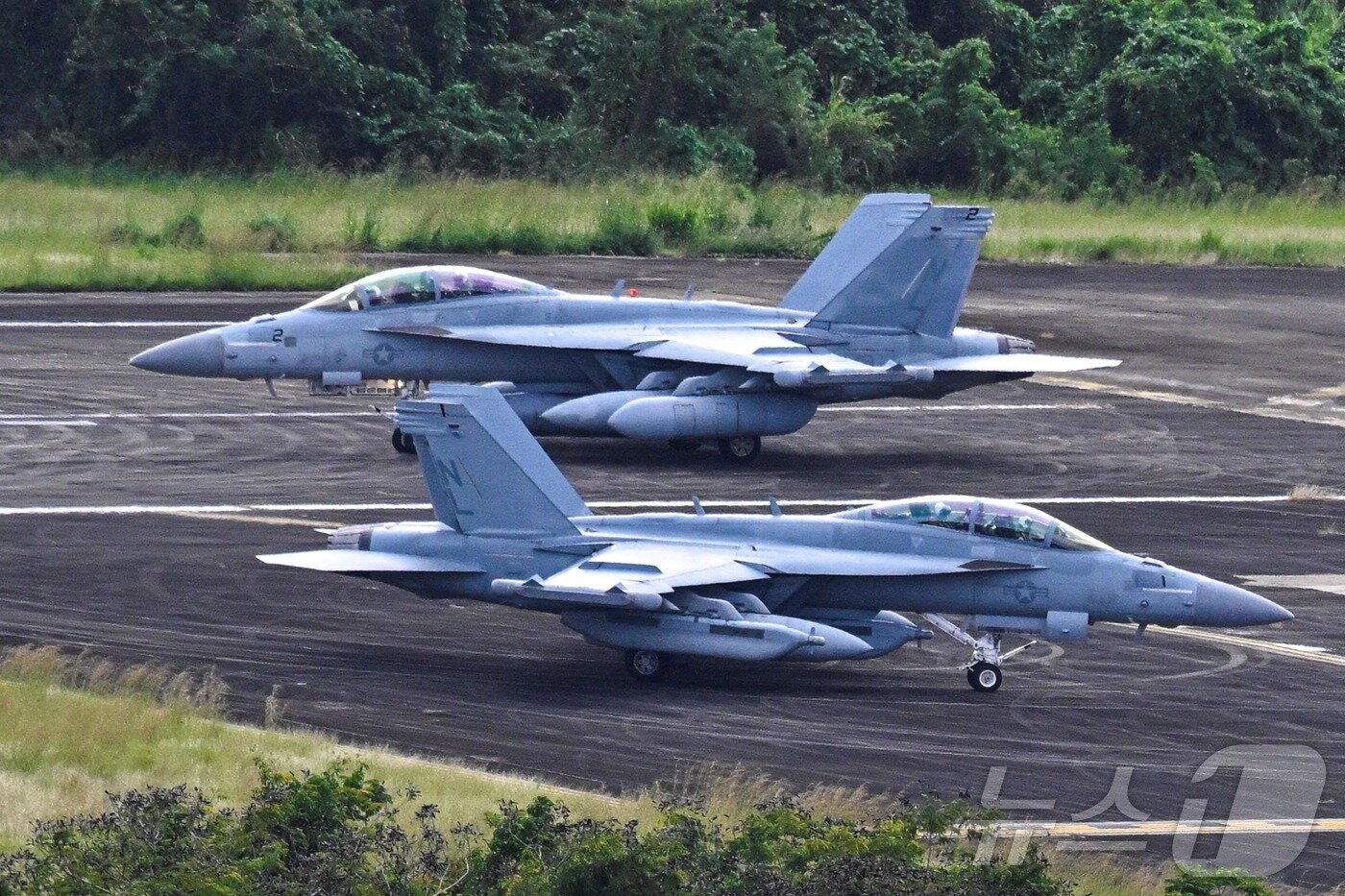 본문 이미지 - 2025년 12월 17일 푸에르토리코 세이바에 위치한 루즈벨트 로즈 해군기지에서 미 해군 소속 전자전기 EA-18G의 모습 2025.12.17. ⓒ AFP=뉴스1 ⓒ News1 이정환 기자